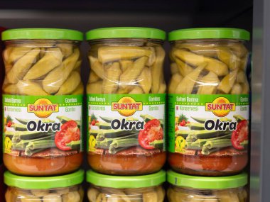 Bir kavanoz Suntat bamyası bir market rafında duruyor, ürünün tazeliğini gözler önüne seriyor ve sağlık açısından bilinçli tercihlere hitap ediyor. - FRANKFURT, Almanya - 21 Mart 2025