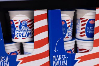 Nawarra Marshmallow Kremi 'nin bir konteyneri eşsiz markasını vurguluyor ve klasik tasarımıyla nostaljiyi çağrıştırıyor. - FRANKFURT, Almanya - 21 Mart 2025