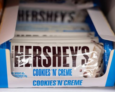 Resimde Hershey 'nin kurabiyeleri ambalajında, çekici tasarımı ve lezzetli tadı vurgulanıyor. - FRANKFURT, Almanya - 21 Mart 2025