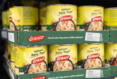Erasco 'nun Huehner Reis-Topf konserve yiyeceği, hazır ve hazır bir tavuk ve pirinç yemeği sunuyor, hızlı yemek için ideal. - FRANKFURT, Almanya - 21 Mart 2025
