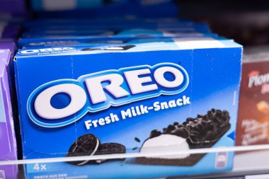 Bu resim, çekici ambalajını ve dünya çapında sevilen klasik lezzetini gösteren bir kutu Oreo Fresh Milk Snacks içeriyor. - FRANKFURT, Almanya - 21 Mart 2025