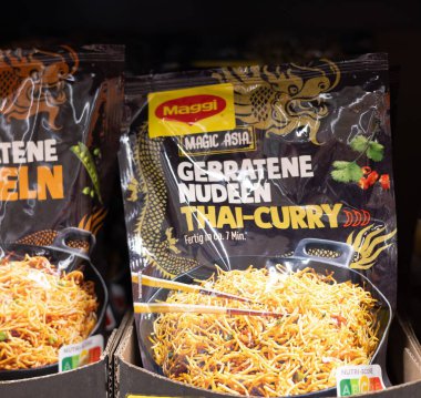 Maggi 's Thai Curry Gerraetene Nudeln, Tayland mutfağının özünü yakalayan hızlı ve lezzetli bir şehriye yemeği sunar. - FRANKFURT, Almanya - 21 Mart 2025