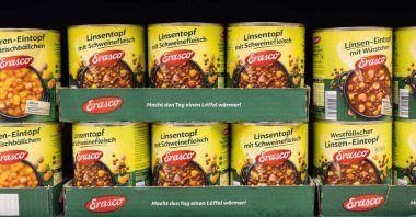 Erasco 'nun Linsentopf mit Schweinefleisch konserve güveci zengin bir mercimek ve et tabağıdır, doyurucu bir yemek deneyimi için mükemmeldir. - FRANKFURT, Almanya - 21 Mart 2025