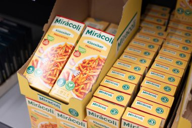 İçinde domates sosu olan bir kutu Miracoli 'nin klasik makarnası. Hızlı ve lezzetli bir aile yemeği için mükemmel. - FRANKFURT, Almanya - 21 Mart 2025