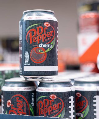 Bir kutu Dr Pepper Cherry, belirgin bir şekilde vişne aromalı, koyu renkli tasarımı ile vurgulanmış. - FRANKFURT, Almanya - 21 Mart 2025