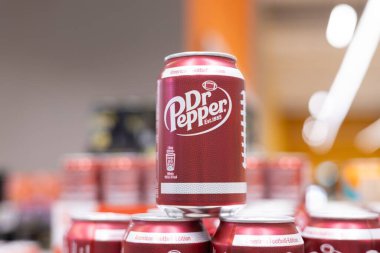 Dr Pepper meşrubatının çarpıcı bir sunumu eşsiz markalaşma ve ferahlatıcı içecek cazibesini vurgulayabilir. - FRANKFURT, Almanya - 21 Mart 2025