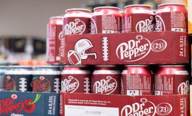 Dr Pepper meşrubatının çarpıcı bir sunumu eşsiz markalaşma ve ferahlatıcı içecek cazibesini vurgulayabilir. - FRANKFURT, Almanya - 21 Mart 2025