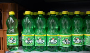 Bu resimde içecek pazarında popüler olan parlak bir tasarımı sergileyen Uludağ Gazoz şişeleri yer alıyor. - FRANKFURT, Almanya - 21 Mart 2025
