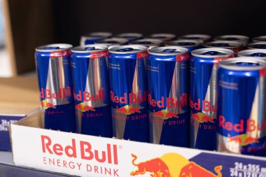 Kullanışlı bir ekrana istiflenmiş, kendine özgü mavi ve gümüş tasarımını vurgulayan bir Red Bull enerji içeceği kutusu koleksiyonu. - FRANKFURT, Almanya - 21 Mart 2025
