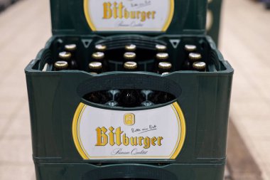 Bitburger bira şişelerinin yeşil bir sandığın içine yerleştirilmiş yapılandırılmış sunumu birinci sınıf kalitelerini gösteriyor. - FRANKFURT, Almanya - 21 Mart 2025