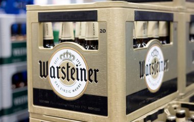 Markanın saygın mirasını ve kaliteli biraya olan bağlılığını temsil eden zarif bir Warsteiner birası. - FRANKFURT, Almanya - 21 Mart 2025