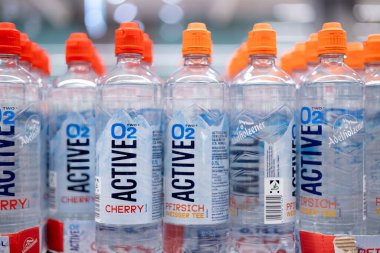 Bir dizi aktif oksijen çeşnili su şişesi mevcut olan ferahlatıcı çeşitliliği ve sağlık bilinçli seçenekleri vurguluyor. - FRANKFURT, Almanya - 21 Mart 2025