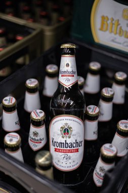 Alkolsüz Krombacher şişelerinin odaklanmış bir gösterisi, perakende satışlarında büyüyen alkolsüz içeceklerin eğilimini vurguluyor. - FRANKFURT, Almanya - 21 Mart 2025