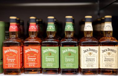 Jack Daniel 'ın viski şişelerinden oluşan bir dizi. Tennessee Fire, Apple ve Honey gibi çeşitli tatları sergiliyorlar. - FRANKFURT, Almanya - 21 Mart 2025