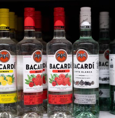 Canlı bir Bacardi aromalı rom gösterisi çeşitli tatlar ve şık bir tasarım sunuyor, kokteyller ve partiler için mükemmel. - FRANKFURT, Almanya - 21 Mart 2025
