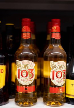 Rafta iki şişe 103 Solera likörü duruyor. İspanyol mirasını ve kaliteli içki üretimini yansıtıyor. - FRANKFURT, Almanya - 21 Mart 2025