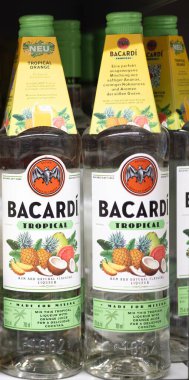 Lezzetli kokteyller için tasarlanmış Bacardi Tropikal rom şişeleri canlı renkler sergilenen bir perakende mağazasında güzelce düzenlenmiştir. - FRANKFURT, Almanya - 21 Mart 2025