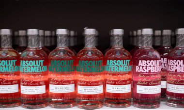 Absolut Karpuz aromalı votka şişelerinin canlı bir gösterisi eşsiz tasarımlarını ve çarpıcı renklerini gözler önüne seriyor. - FRANKFURT, Almanya - 21 Mart 2025