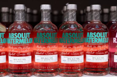 Absolut Karpuz aromalı votka şişelerinin canlı bir gösterisi eşsiz tasarımlarını ve çarpıcı renklerini gözler önüne seriyor. - FRANKFURT, Almanya - 21 Mart 2025