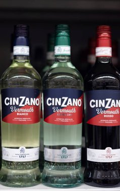 İtalyan aperatif kültürünün zarafetini ön plana çıkaran üç çeşit Cinzano vermut şişesi sergilendi. - FRANKFURT, Almanya - 21 Mart 2025