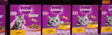 Bu resimde Whiskas kedi maması sergileniyor, farklı kedi ihtiyaçları için hem küçük hem de büyük seçenekler vurgulanıyor. - FRANKFURT, Almanya - 21 Mart 2025