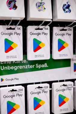 Android aygıtlarında uygulama ve oyun alımları için ideal, farklı değerleri gösteren, canlı bir Google Play hediye kartı görüntüsü. - FRANKFURT, Almanya - 21 Mart 2025