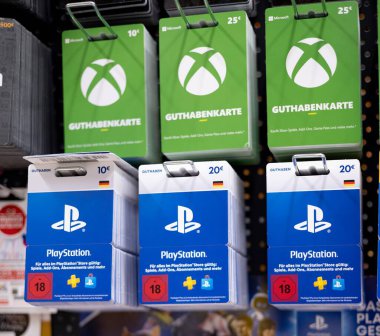 Etkileyici bir PlayStation ve Xbox hediye kartı dizisi dijital içerik arayan oyun meraklıları için mükemmel. - FRANKFURT, Almanya - 21 Mart 2025