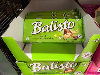 Fındık ve kuru üzüm aromalı bir paket Balisto müsli. Atıştırmak için ideal. - FRANKFURT, Almanya - 21 Mart 2025