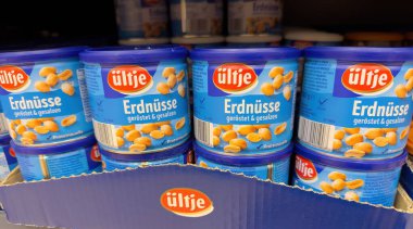 ueltje kavrulmuş ve tuzlanmış fıstıklar süpermarketin rafına dizilmiş lezzetli bir atıştırma deneyimi vadediyor. - FRANKFURT, Almanya - 21 Mart 2025