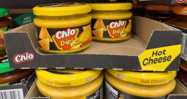 Kavanozlara sıcak peynir sosu, kremalı, zengin bir dokuya sahip partilerde atıştırmalıkları geliştirmek ve bir araya gelmek için mükemmel. - FRANKFURT, Almanya - 21 Mart 2025