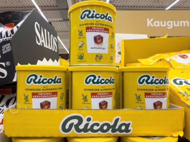 Parlak sarı bir kabın içinde Ricola bitkisel öksürük pastili boğaz rahatsızlığını yatıştırmak için doğal bileşenleri vurguluyor. - FRANKFURT, Almanya - 21 Mart 2025