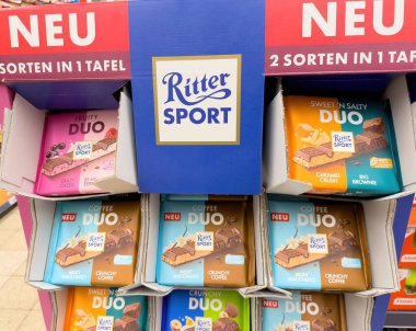 Ritter Spor Çifti çikolata varyasyonlarının göz alıcı bir gösterisi çikolata severler için yeni lezzet kombinasyonları sergiliyor. - FRANKFURT, Almanya - 21 Mart 2025