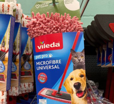 Vileda 'nın evcil hayvan sahipleri için tasarlanmış mikrofiber paspası pakette sevimli hayvan görselleri ile etkili bir temizlik sağlıyor. - FRANKFURT, Almanya - 21 Mart 2025