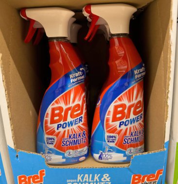 Bref Power temizlik spreyi ambalajı formülü kireç ve kir ile etkili bir şekilde başa çıkmak için tasarlanmış. - FRANKFURT, Almanya - 21 Mart 2025