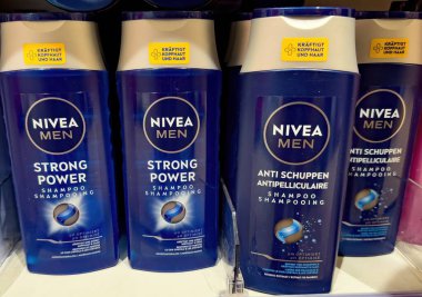 NIVEA Men 'in Güçlü Gücü ve Kepek Karşıtı şampuan ürünleri, erkeklerin temel ihtiyaçlarını karşılamak için perakende sergileniyor. - FRANKFURT, Almanya - 21 Mart 2025