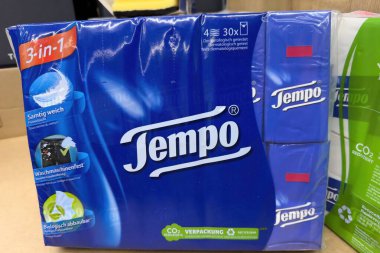 Bir paket Tempo 3 'te 1 mendil, çok yönlülük ve kolaylık için tasarlanmış, çevre dostu ambalajlarda gösteriliyor. - FRANKFURT, Almanya - 21 Mart 2025