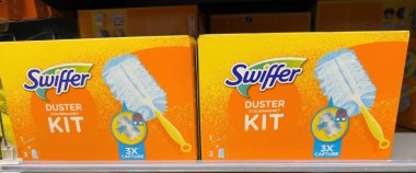 Bu resim, toz alma ve ev bakımı için tasarlanmış temel temizlik araçlarını içeren bir Swiffer Duster Kit sergiliyor. - FRANKFURT, Almanya - 21 Mart 2025