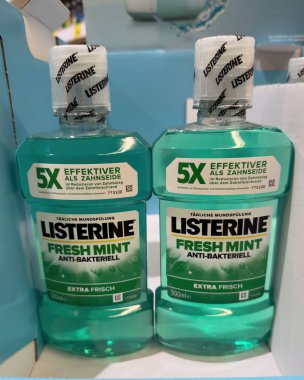 Bu resim, ağız gargarasının etkili ağız bakımını taze nane aromalı olarak vurgulayan ikili paketini yakalıyor. - FRANKFURT, Almanya - 21 Mart 2025