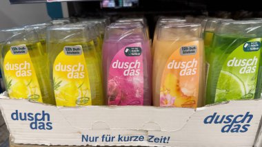 Bu resim canlandırıcı bir temizlik için çeşitli koku ve renklerde Duschdas duş jelleri sergiliyor. - FRANKFURT, Almanya - 21 Mart 2025