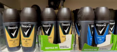 Rexona erkeklerinin deodorant şişelerinin canlı gösterisi aktif yaşam tarzları ve koku koruması için tasarlanmış farklı kokular sergiliyor. - FRANKFURT, Almanya - 21 Mart 2025