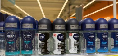 Bu resim, Nivea Men Fresh Ocean deodorantlarının günlük tazelik ve aktif yaşam tarzı için tasarlanmış bir koleksiyonunu gösteriyor. - FRANKFURT, Almanya - 21 Mart 2025