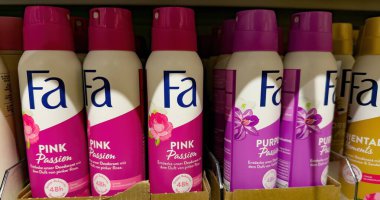 Çiçeksel kokuları ve kişisel kokunun önemini vurgulayan canlı renklerde Fa deodorantlarının göz alıcı bir dizilimi. - FRANKFURT, Almanya - 21 Mart 2025