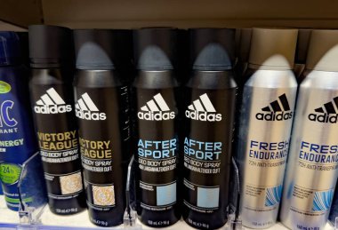 Bir dizi Adidas vücut spreyi, sporcular ve ferahlık arayan aktif bireyler için tasarlanmış çeşitli kokuları sergiliyor. - FRANKFURT, Almanya - 21 Mart 2025