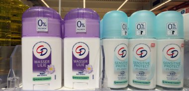 Hassas deodorantların gösterişli bir gösterisi raftaki çekici ambalajlarda hassas cilt için alkolsüz seçenekleri vurguluyor. - FRANKFURT, Almanya - 21 Mart 2025