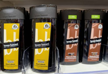 Bruno Banani duş jelleri kişisel bakım ve hijyen için çeşitli kokular ve stiller sergiliyor. - FRANKFURT, Almanya - 21 Mart 2025