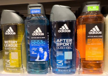 Adidas duş jelleri spor ve zindelik açısından aktif bireyler için idealdir. - FRANKFURT, Almanya - 21 Mart 2025