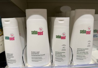 Etkili formüllerin altını çizerek günlük saç bakımı ve sağlık hizmetleri için tasarlanmış Sebamed şampuanlarının bir çeşidi. - FRANKFURT, Almanya - 21 Mart 2025