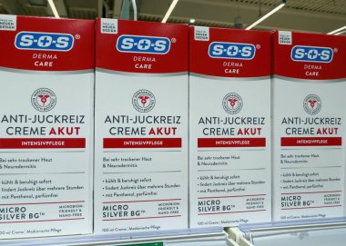 S.O.S anti-kaşındırıcı krem kutuları cilt bakımını ön plana çıkarıyor ve dermatolojik faydalara odaklanıyor. - FRANKFURT, Almanya - 21 Mart 2025