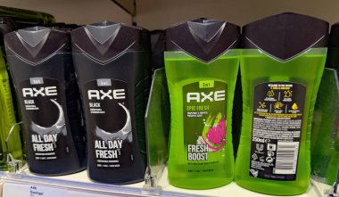 Tazelik ve bakımdaki güven için tasarlanmış çeşitli kokuları gösteren AXE duş jelleri sergileniyor. - FRANKFURT, Almanya - 21 Mart 2025