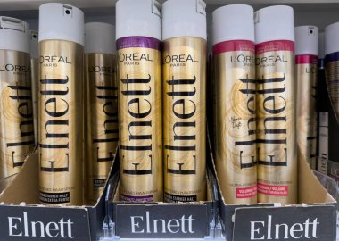 L Oreal Elnett saç spreylerinin sergilendiği bir sergide saç bakımı meraklıları için zarafet ve çok yönlülük sergileniyor. - FRANKFURT, Almanya - 21 Mart 2025